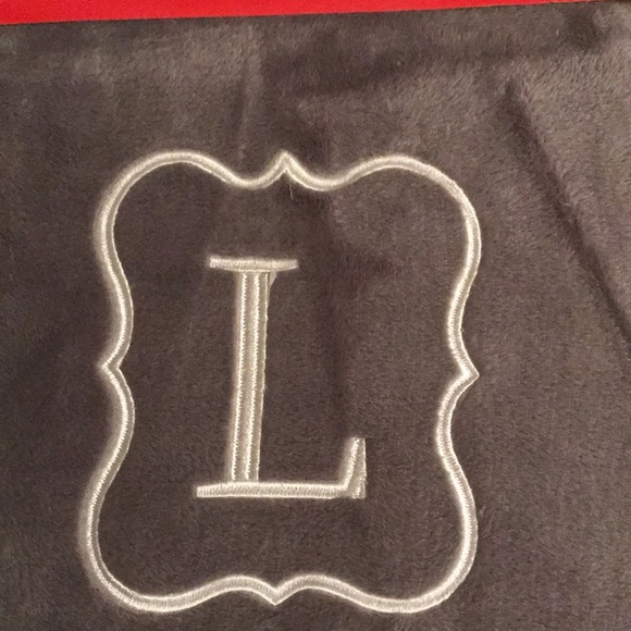 Brand new great hotels monogram plush throw - Picture 3 of 4